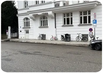 Beschilderung einer Halteverbotszone mit VZ283 wegen einer Anlieferung