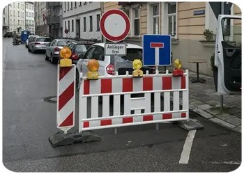 Beschilderung und Absperrung wegen einer Strassensperrung